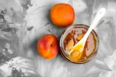 Kavanoz ve olgun sulu meyve kayısı reçeli 