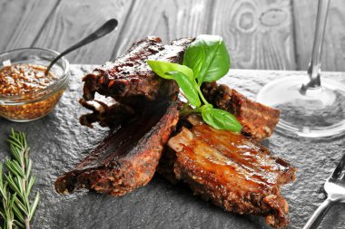 Lezzetli kızarmış kaburga ile kayrak plaka