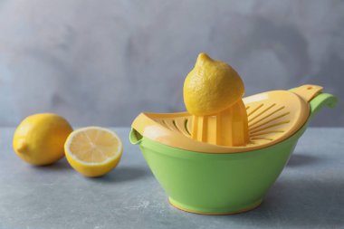 Taze limon ile plastik sıkacağı 