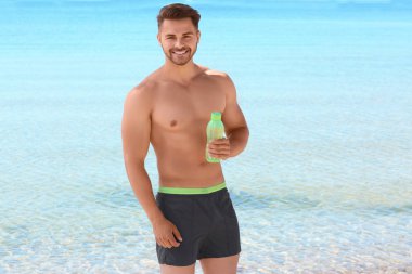 şişe su ile genç adam 