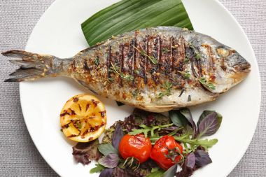 Lezzetli kızarmış balık ile plaka 