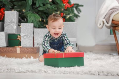 Şirin Bebek odasında giftbox ile Noel için dekore edilmiştir.