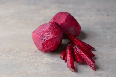 Delicious soyulmuş ve dilimlenmiş olgun pancar 