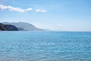 Gökyüzündeki bulutlar ile çok güzel deniz manzarası