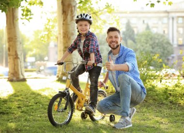 Bisiklete binmek için son öğretim baba 