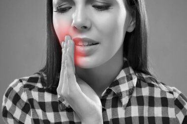 Kadın diş ağrısı çekiyor.