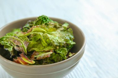 Marul çiplerle kase 