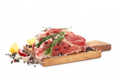 Taze çiğ et ile ahşap tahta  