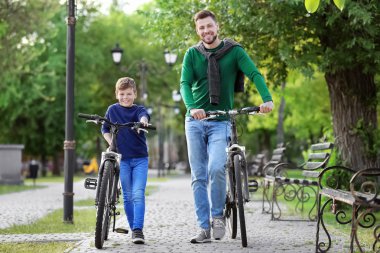 Baba ve oğul bisiklet ile  