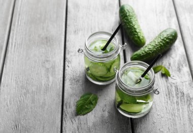 Nane ile lezzetli serinletici su 