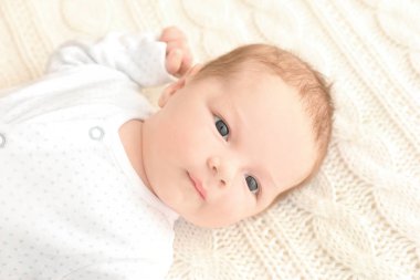 Yumuşak ekose evde yalan şirin bebek