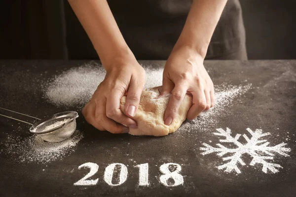 Manos femeninas amasando masa para galletas de Navidad —  Fotos de Stock