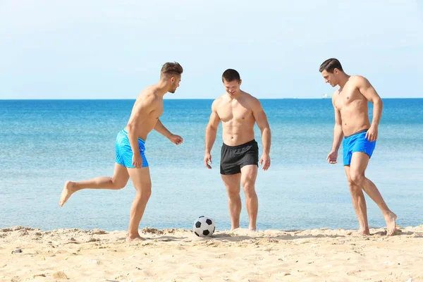 海のビーチでサッカー ハンサムな若い男性 — ストック写真