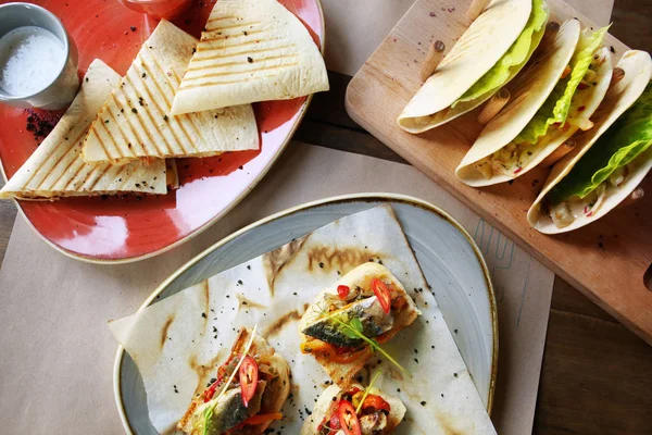 Balık ve sebze ile lezzetli Meksika yemeği 