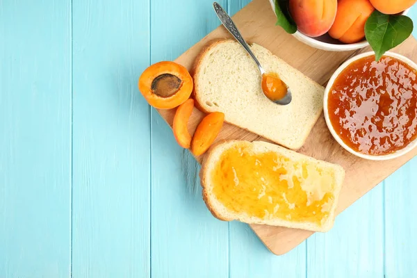 Två skivor bröd med aprikos sylt — Stockfoto