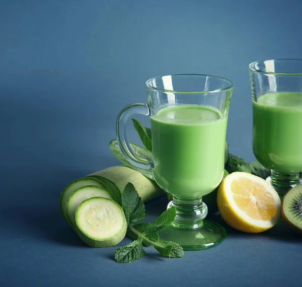 Glass of green healthy juice with ingredients — Stock Photo, Image