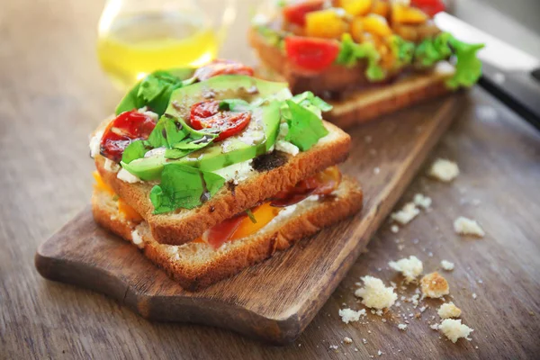 맛 있는 샌드위치와 나무 보드 — 스톡 사진