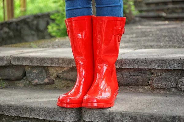 Femme en bottes en caoutchouc rouge — Photo