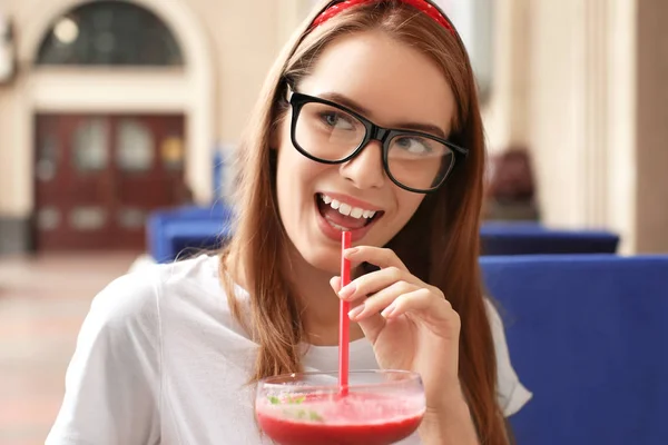 Piękna Młoda Kobieta Kawiarni Pić Koktajle — Zdjęcie stockowe
