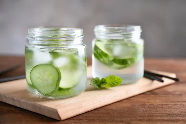 Köstliches Erfrischungswasser mit Minze und Gurke — Stockfoto