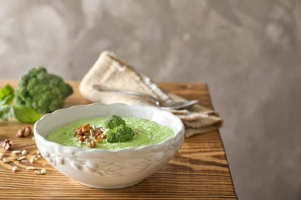 Schüssel mit köstlicher cremiger Brokkoli-Suppe — Stockfoto