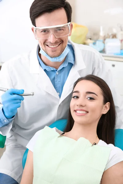 Young woman and male dentist in clinic — Stock Photo, Image