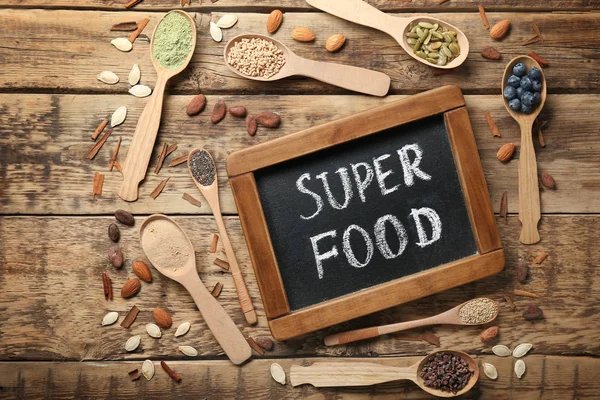 Tebeşir tahtası ve superfood ürün yelpazesine kompozisyonu  