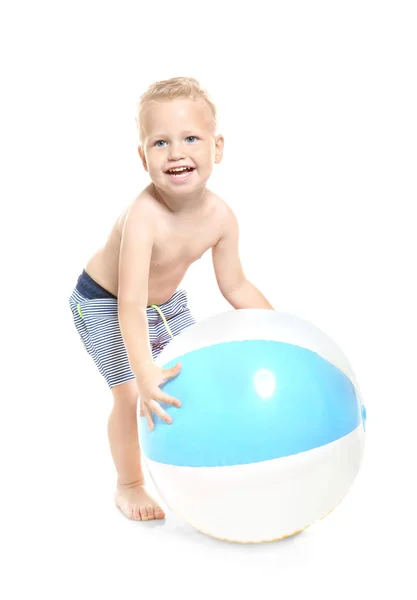 Menino bonito que joga com a bola inflável isolada no branco — Fotografia de Stock