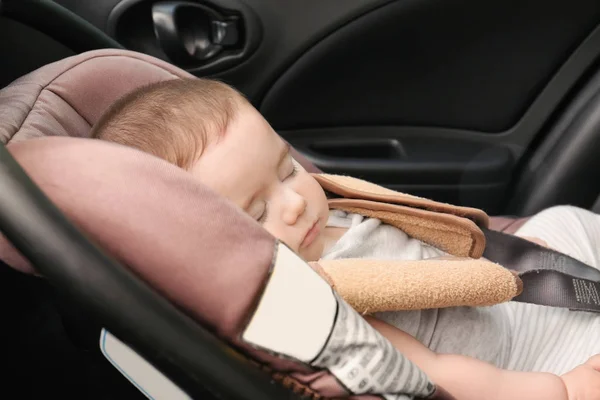 Дитина спить на сидінні безпеки — стокове фото
