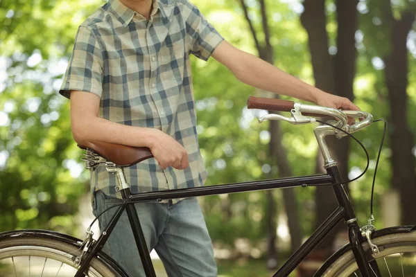 Hombre con bicicleta al aire libre — Foto de Stock