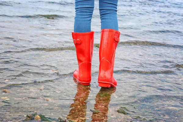 Femme en bottes en caoutchouc rouge — Photo