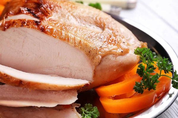 Lezzetli dilimlenmiş kavrulmuş hindi fileto  