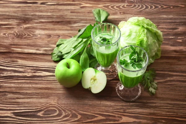 Bardak yeşil sağlıklı meyve suları  