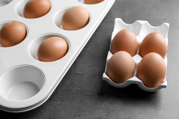 Muffin tin och hållare med hårdkokta ägg — Stockfoto