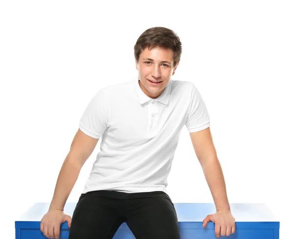 Söt tonåring pojke poserar på vit bakgrund — Stockfoto