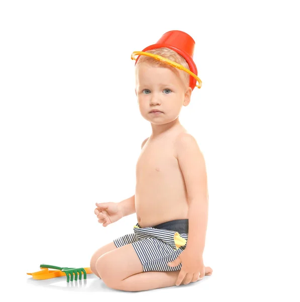 Mały chłopiec w kąpielówki z plastikowej łyżki na białym tle — Zdjęcie stockowe
