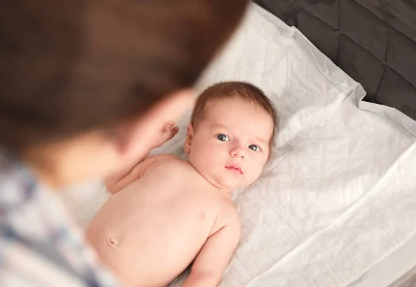 Söt liten baby med mamma hemma — Stockfoto