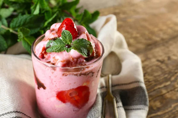 Γυαλί με νόστιμο φράουλα γιαούρτι παγωτό — Φωτογραφία Αρχείου