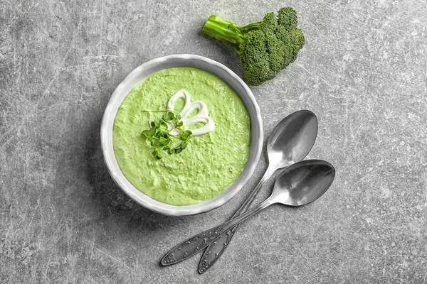 Tigela com deliciosa sopa de brócolis — Fotografia de Stock