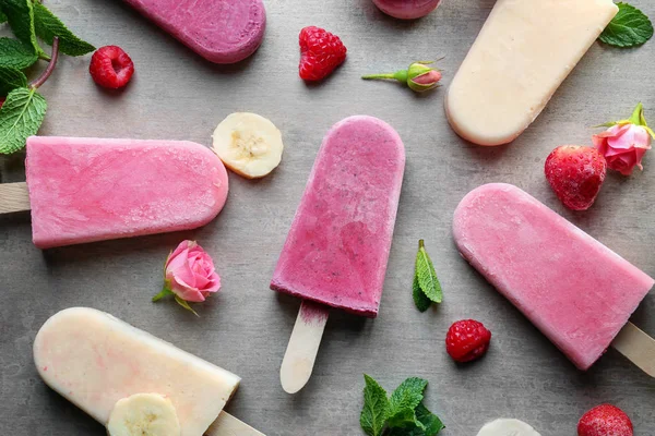 Composizione con gustoso gelato allo yogurt — Foto Stock