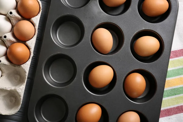 Kek teneke ve katı pişmiş yumurta ile sahibi 