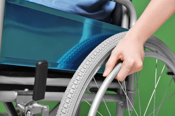 Молодая женщина в инвалидной коляске — стоковое фото