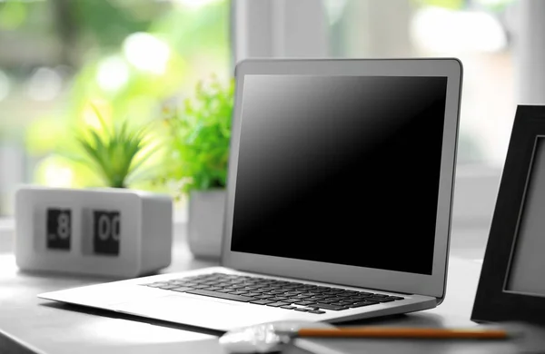 Comfortabele werkplek met moderne laptop — Stockfoto