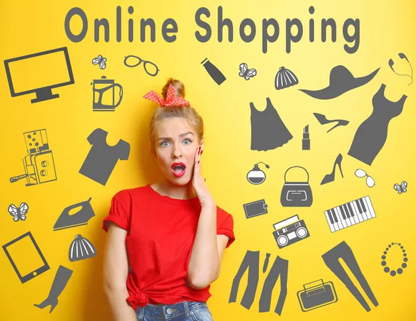年轻妇女与文本网上购物和不同的产品图纸在颜色背景 — 图库照片
