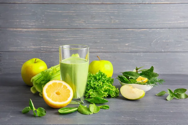 Bicchiere di succo sano verde — Foto Stock