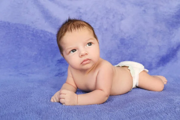 Carino piccolo bambino sdraiato su plaid morbido — Foto Stock