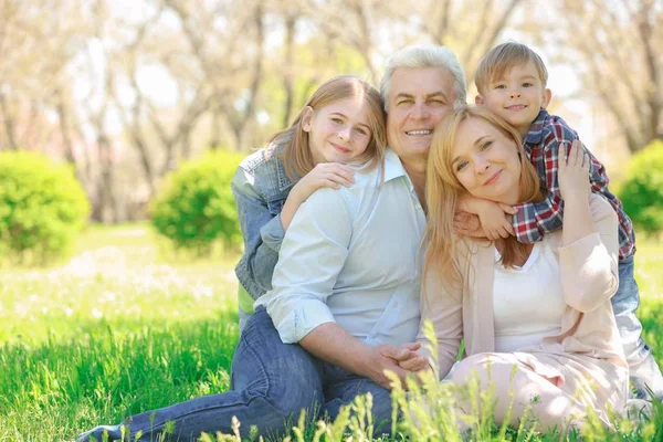 Schattig gelukkige kinderen met grootouders in voorjaar park op zonnige dag — Stockfoto