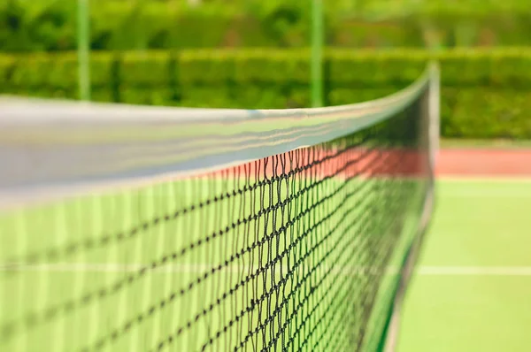 Young woman playing tennis — Stock Photo, Image