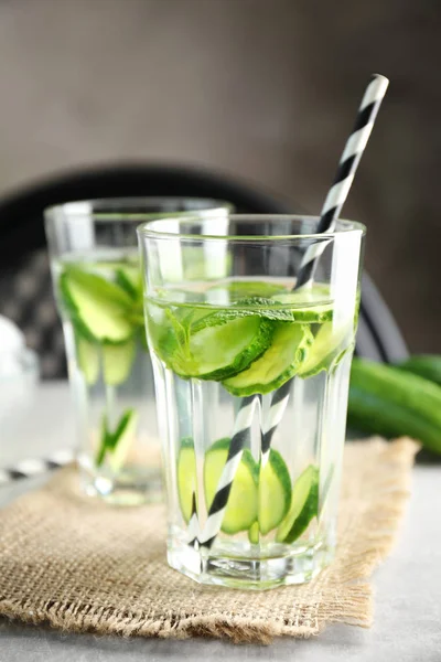 serinletici su nane ve salatalık ile