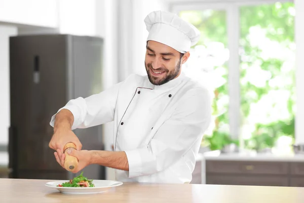 Chef-kok houdt gekookt schotel — Stockfoto